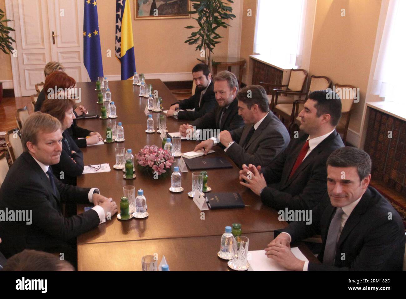 Bildnummer: 59534913 Datum: 18.04.2013 Copyright: imago/Xinhua (130418) -- SARAJEVO, 18 aprile 2013 (Xinhua) -- i membri della presidenza della Bosnia-Erzegovina (BiH) Bakir Izetbegovic (4a R) e Zeljko Komsic (3a R) tengono un incontro con Catherine Ashton (2a L), alto rappresentante dell'UE per gli affari esteri e la politica di sicurezza, presso la presidenza di Sarajevo, BiH, il 18 aprile 2013. (Xinhua/Haris Memija)(zhf) BOSNIA-ERZEGOVINA-SARAJEVO-ASHTON-VISIT PUBLICATIONxNOTxINxCHN people xcb x0x 2013 quer premiumd 59534913 Data 18 04 2013 Copyright Imago XINHUA Sarajevo aprile 18 201 Foto Stock
