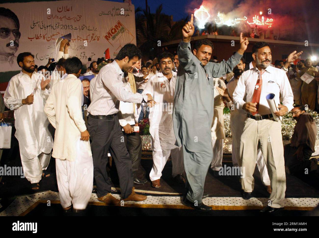Bildnummer: 59545967 Datum: 20.04.2013 Copyright: imago/Xinhua KARACHI, 20 aprile 2013 - sostenitori della danza del partito del movimento Mutahida Qaumi durante una manifestazione elettorale nella città portuale del Pakistan meridionale di Karachi, 20 aprile 2013. Le campagne per le elezioni del mese prossimo in Pakistan hanno avuto luogo in quanto tutti i principali partiti hanno finalizzato i loro candidati e l'organo elettorale ha anche iniziato a stampare le schede elettorali, come riportato dai media locali sabato. (Xinhua/Masroor) (lyx) PAKISTAN-KARACHI-ELEZIONI-CAMPAGNA PUBLICATIONxNOTxINxCHN Pakistan Wahlkampf Politik xsp x0x 2013 quer 59545967 Data 20 04 2013 C. Foto Stock