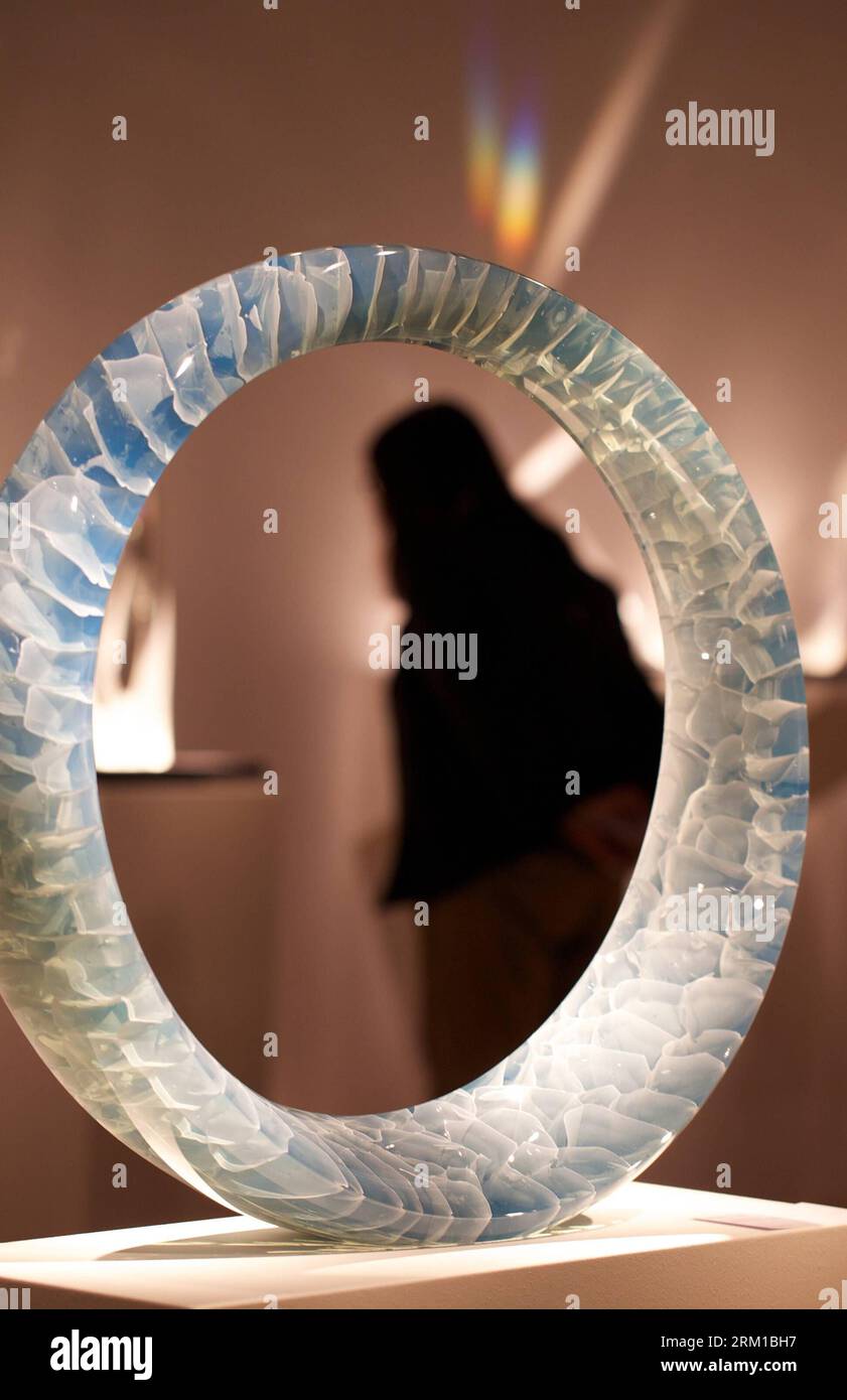 Bildnummer: 59547350 Datum: 21.04.2013 Copyright: imago/Xinhua (130421) -- UTRECHT (PAESI BASSI), 21 aprile 2013 (Xinhua) -- Un visitatore vede un'opera d'arte all'Art 2013 di Utrecht, Paesi Bassi, 21 aprile 2013. La fiera d'arte di otto giorni attira circa 100 gallerie e commercianti d'arte. (Xinhua/Sylvia Lederer) PAESI BASSI-UTRECHT-ART-EXHIBITION PUBLICATIONxNOTxINxCHN Kultur Kunst Ausstellung x0x xmb 2013 hoch 59547350 Data 21 04 2013 Copyright Imago XINHUA Utrecht Paesi Bassi 21 aprile 2013 XINHUA a Visitor Views to Art Work AT the Art 2013 a Utrecht Paesi Bassi 21 aprile 2013 Foto Stock