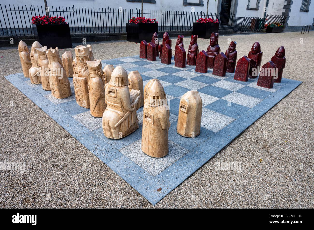 Waterford, Irlanda - 17 luglio 2023: Gli scacchi di grandi dimensioni quasi a grandezza naturale ambientati a Waterford in Irlanda Foto Stock