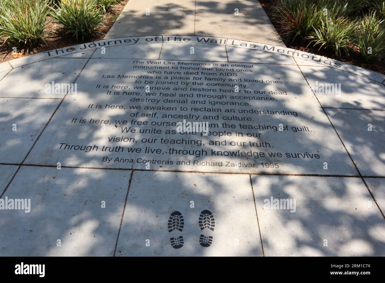 Los Angeles, California: The Wall: Las Memorias AIDS Monument (progettato dall'architetto David Angelo e dall'artista Robin Brailsford) al Lincoln Park Foto Stock