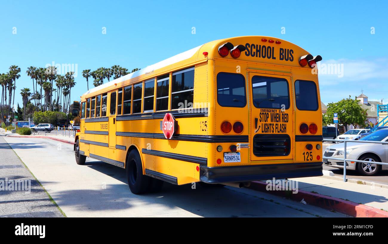 Los Angeles, California: Scuolabus parcheggiato per strada Foto Stock