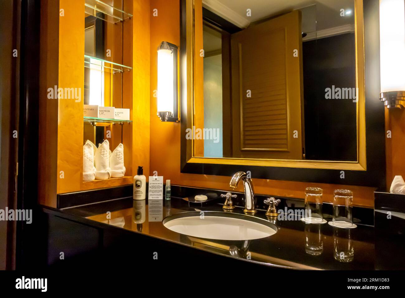 Un bagno interno nella camera Deluxe dell'hotel Ritz-Carlton Bahrain Foto Stock