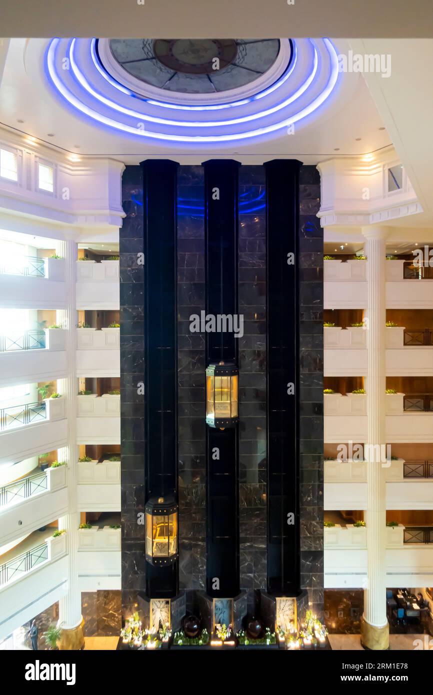 Ascensore della hall dell'hotel Ritz-Carlton, Bahrain Foto Stock