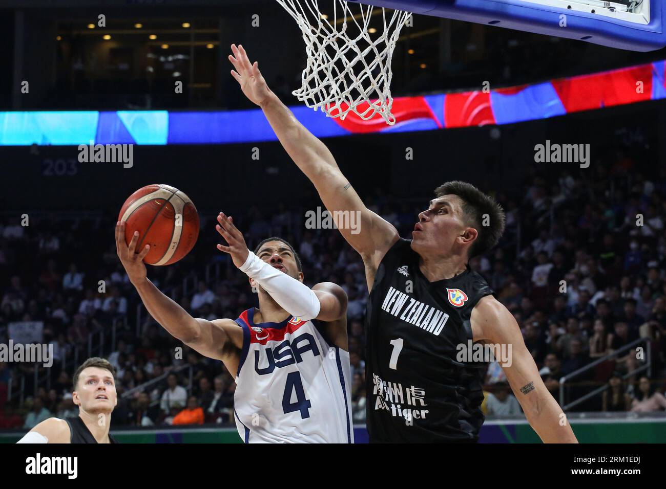 Pasay, Filippine. 26 agosto 2023. Tyrese Haliburton della squadra di pallacanestro USA e Reuben te Rangi della squadra di pallacanestro neozelandese sono visti in azione durante la partita della FIBA Men's Basketball World Cup 2023 tra USA e nuova Zelanda alla MOA Arena. Punteggio finale USA 99:72 nuova Zelanda. (Foto di Earvin Perias/SOPA Images/Sipa USA) credito: SIPA USA/Alamy Live News Foto Stock