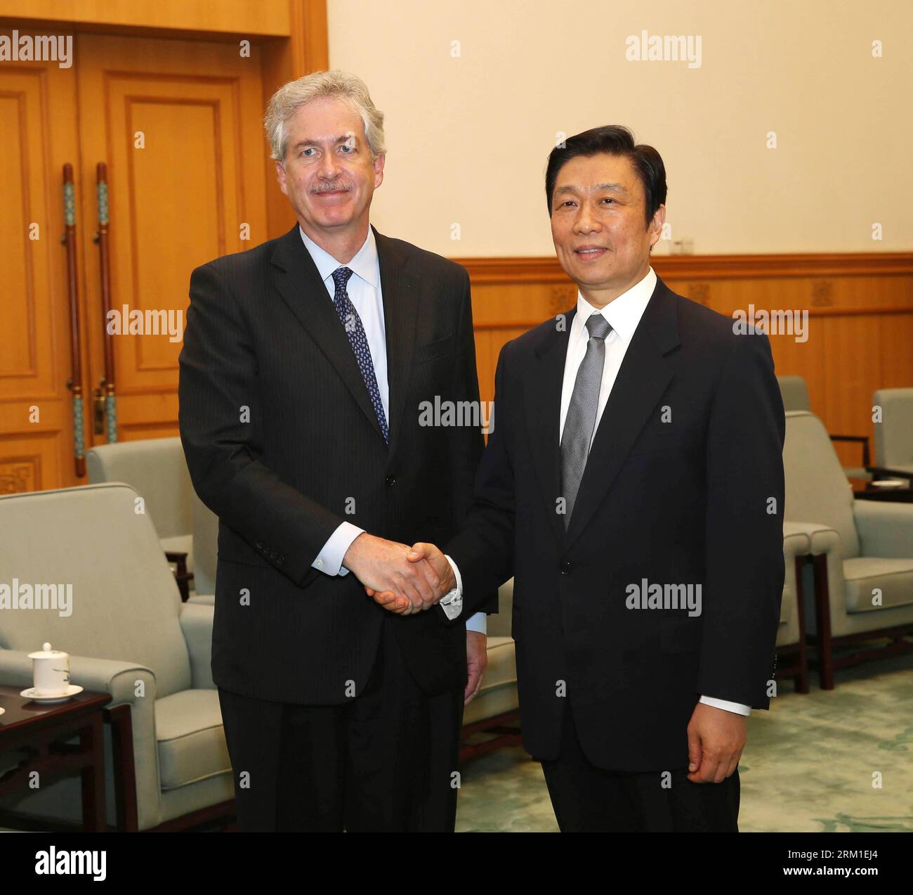 Bildnummer: 59570715 Datum: 25.04.2013 Copyright: imago/Xinhua (130425) -- PECHINO, 25 aprile 2013 (Xinhua) -- il vicepresidente cinese li Yuanchao (R) stringe la mano al vice segretario di Stato statunitense William Burns a Pechino, capitale della Cina, 25 aprile 2013. (Xinhua/Liu Weibing) (mp) CHINA-BEIJING-li YUANCHAO-U.S.-WILLIAM BURNS-MEETING (CN) PUBLICATIONxNOTxINxCHN People x0x xsk 2013 quadrat Premiumd 59570715 Data 25 04 2013 Copyright Imago XINHUA Pechino aprile 25 2013 XINHUA il Vice Presidente cinese ha lasciato Yuan Chao r Shakes Hands con il Vice Segretario di Stato americano William Burns a Pechino Foto Stock