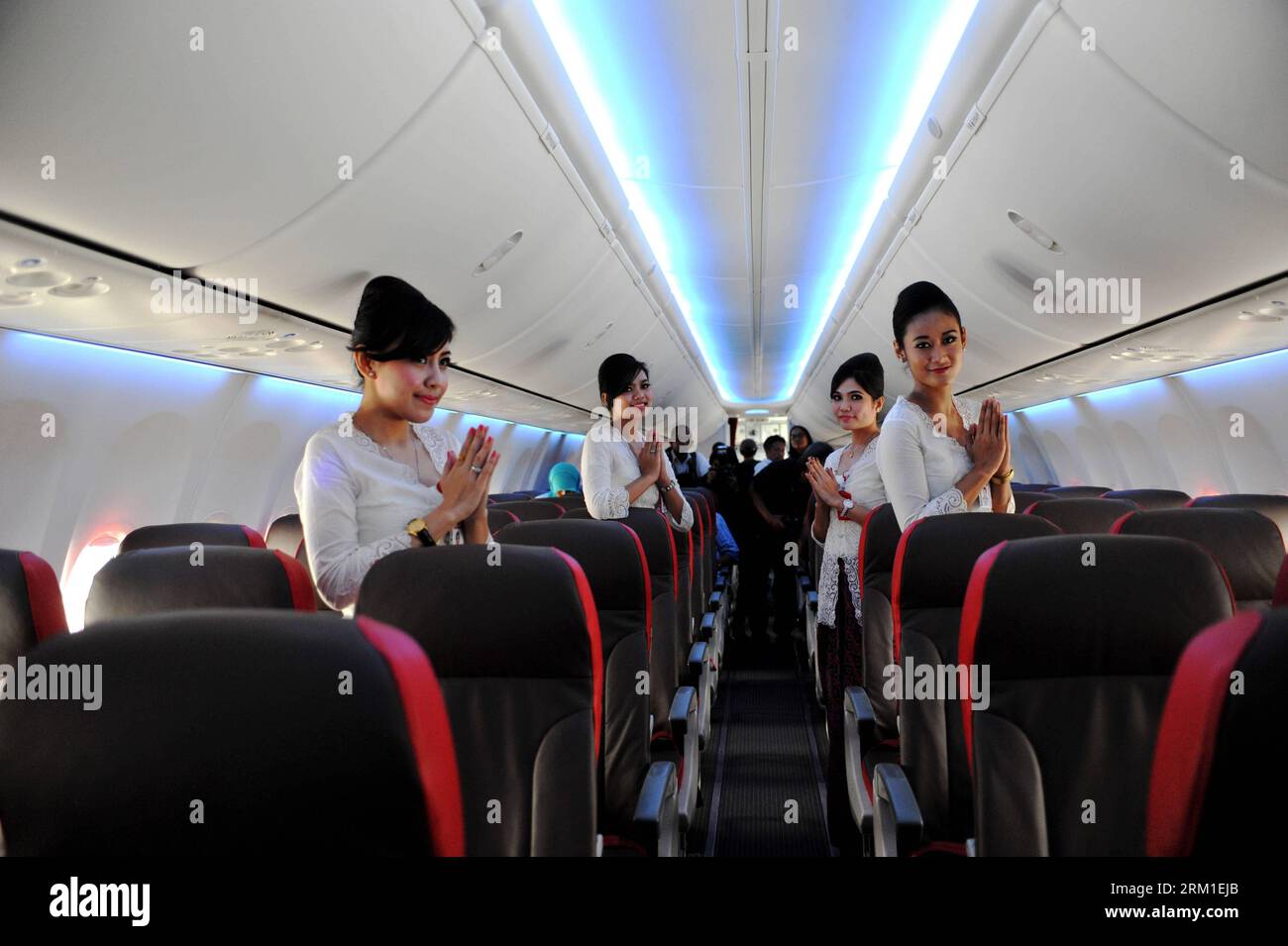 Bildnummer: 59571189 Datum: 25.04.2013 Copyright: imago/Xinhua (130425) -- TANGERANG, 25 aprile 2013 (Xinhua) -- le hostess di compagnie aeree indonesiane si pongono all'interno di un aereo Boeing 737-900 della compagnia aerea indonesiana Batik Air, una filiale della Lion Air, all'aeroporto internazionale Soekarno-Hatta di Tangerang, Indonesia, 25 aprile 2013. Il più grande vettore low-cost dell'Indonesia Lion Air ha lanciato la sua sottocompagnia a servizio completo Batik Air giovedì con una compagnia aerea tra Jakarta e Manado. (Xinhua/Agung Kuncahya B.) INDONESIA-TANGERANG-BATIK AIR-LAUNCH PUBLICATIONxNOTxINxCHN Wirtschaft x0x xsk 2013 quer 59571189 Foto Stock