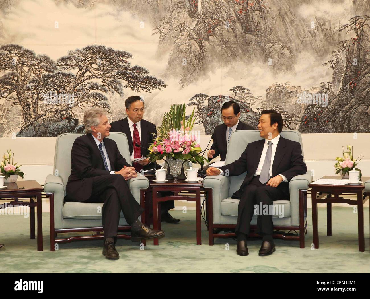 Bildnummer: 59570716 Datum: 25.04.2013 Copyright: imago/Xinhua (130425) -- PECHINO, 25 aprile 2013 (Xinhua) -- il vicepresidente cinese li Yuanchao (R) incontra il vice segretario di Stato statunitense William Burns a Pechino, capitale della Cina, 25 aprile 2013. (Xinhua/Liu Weibing) (mp) CHINA-BEIJING-li YUANCHAO-U.S.-WILLIAM BURNS-MEETING (CN) PUBLICATIONxNOTxINxCHN People x0x xsk 2013 quer premiumd 59570716 Data 25 04 2013 Copyright Imago XINHUA Pechino aprile 25 2013 XINHUA il Vice Presidente cinese ha lasciato Yuan Chao r incontra il Vice Segretario di Stato americano William Burns a Pechino capitale della Cina Foto Stock