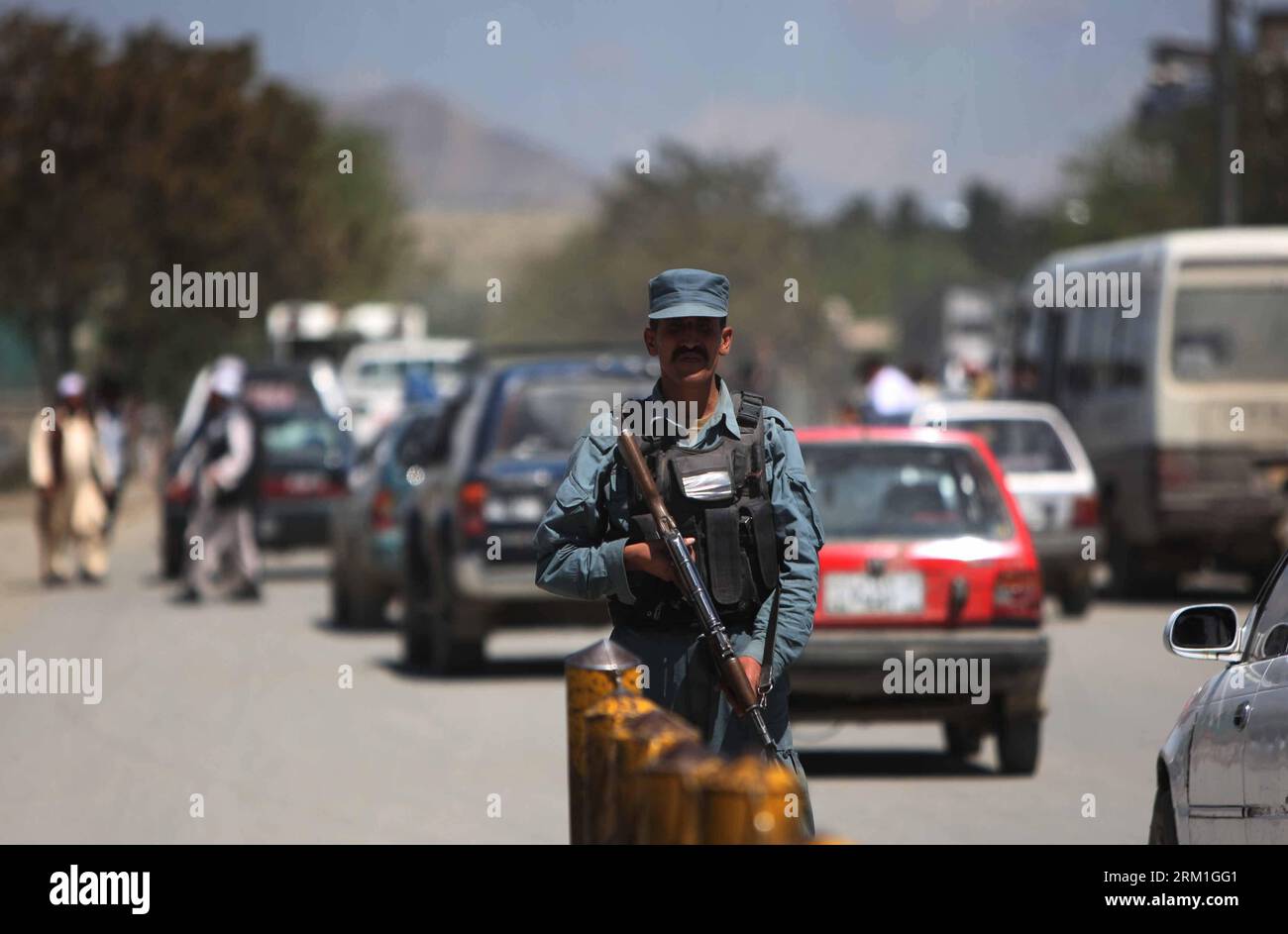 Bildnummer: 59578359 Datum: 28.04.2013 Copyright: imago/Xinhua (130428) -- KABUL, 28 aprile 2013 (Xinhua) -- un poliziotto afghano guardie in un posto di blocco della polizia a Kabul, Afghanistan il 28 aprile 2013. Un attentato su strada ha ucciso il vice capo della polizia provinciale nella provincia afghana orientale di Ghazni domenica, un giorno dopo che il gruppo di insorti talibani ha annunciato il lancio di un'offensiva annuale, ha detto un portavoce del governo provinciale. (Xinhua/Ahmad Massoud) AFGHANISTAN-KABUL-STRETTA SICUREZZA PUBLICATIONxNOTxINxCHN Gesellschaft Polizei Sicherheit Verkehr Strasse Strassenkontrolle xas x0x 2013 q Foto Stock