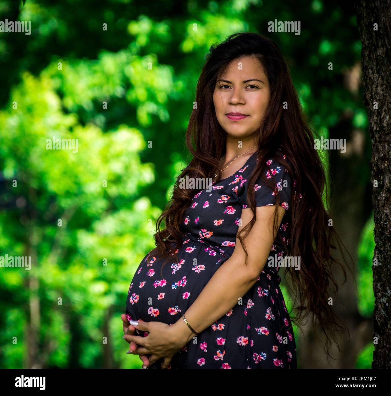 Madre messicana in posa per un servizio fotografico di maternità Foto Stock