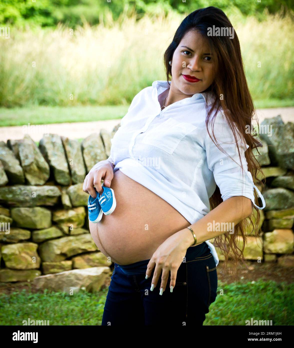 Una donna messicana che posa per un servizio di maternità Foto Stock