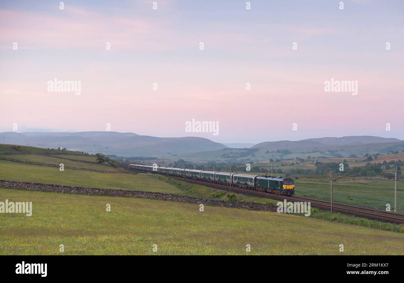 2350 London Euston - Glasgow & Edinburgh pianura Serco Caledonian sleeper sul treno della linea principale della costa occidentale in Cumbria inizio a metà mattinata estiva Foto Stock