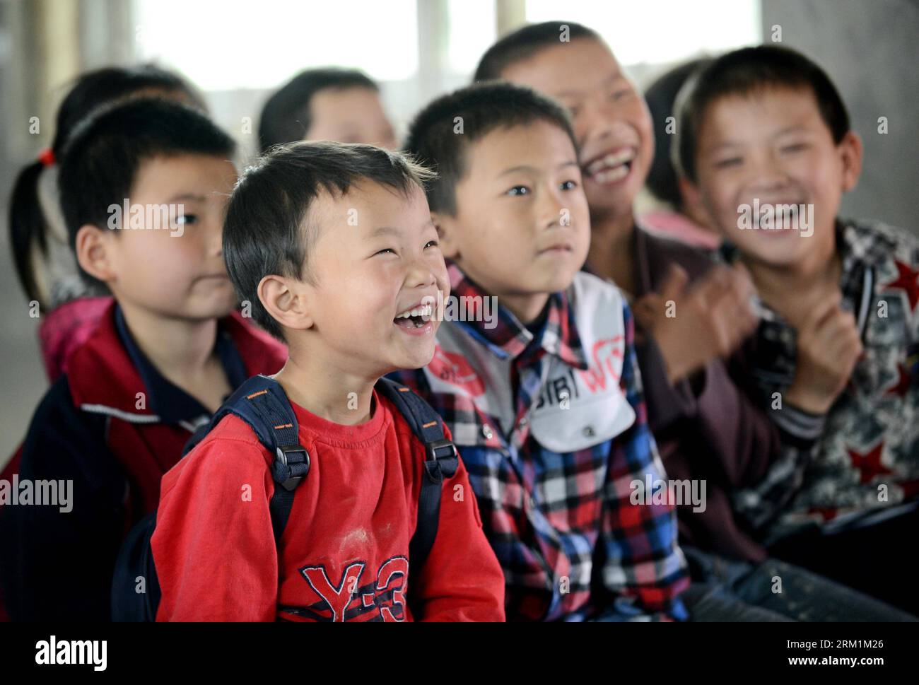 Bildnummer: 59597580 Datum: 02.05.2013 Copyright: imago/Xinhua (130503) -- NANCHANG, 3 maggio 2013 (Xinhua) -- gli allievi della Shahu Elementary School guardano i film in un cinema temporaneamente eretto nella municipalità di Jingkou della contea di Nanchang, nella provincia del Jiangxi della Cina orientale, 2 maggio 2013. I volontari della città di Jingkou organizzarono un team di proiezione cinematografica e proiettarono film in 23 scuole elementari e medie per studenti, la maggior parte dei quali non aveva mai visto un film prima. (Xinhua/Zhou KE) (lfj) CHINA-JIANGXI-NANCHANG-FILM PROJECTION TEAM (CN) PUBLICATIONxNOTxINxCHN xcb x0x 2013 quer 59597580 Data 02 05 2013 C. Foto Stock