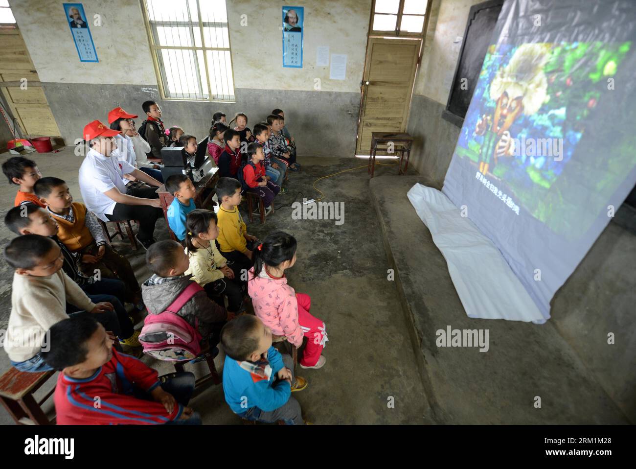 Bildnummer: 59597582 Datum: 02.05.2013 Copyright: imago/Xinhua (130503) -- NANCHANG, 3 maggio 2013 (Xinhua) -- gli allievi della Shahu Elementary School guardano i film in un cinema temporaneamente eretto nella municipalità di Jingkou della contea di Nanchang, nella provincia del Jiangxi della Cina orientale, 2 maggio 2013. I volontari della città di Jingkou organizzarono un team di proiezione cinematografica e proiettarono film in 23 scuole elementari e medie per studenti, la maggior parte dei quali non aveva mai visto un film prima. (Xinhua/Zhou KE) (lfj) CHINA-JIANGXI-NANCHANG-FILM PROJECTION TEAM (CN) PUBLICATIONxNOTxINxCHN xcb x0x 2013 quer 59597582 Data 02 05 2013 C. Foto Stock