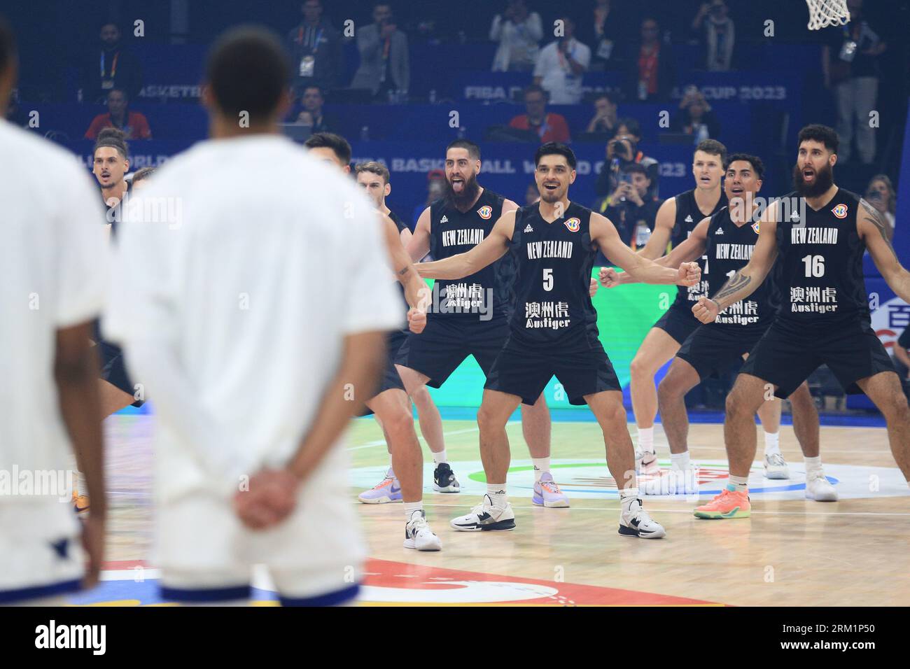 La squadra di pallacanestro neozelandese esegue l'Haka Dance prima della partita contro gli Stati Uniti.Team USA ha segnato una vittoria di 99-72 contro la nuova Zelanda. La nuova Zelanda ha cercato di tenere il passo, ma non è riuscita a competere con la potenza di fuoco della giovane squadra statunitense. Gli Stati Uniti sono stati segnati dal rookie dell'anno NBA in carica Paolo Banchero, che ha segnato 21 punti e ha preso 4 rimbalzi per la sua squadra. La nuova Zelanda, invece, è stata bloccata da Reuben te Rangi che ha segnato 15 punti in uno sforzo perso. (Foto di Dennis Jerome Acosta/Pacific Press) Foto Stock