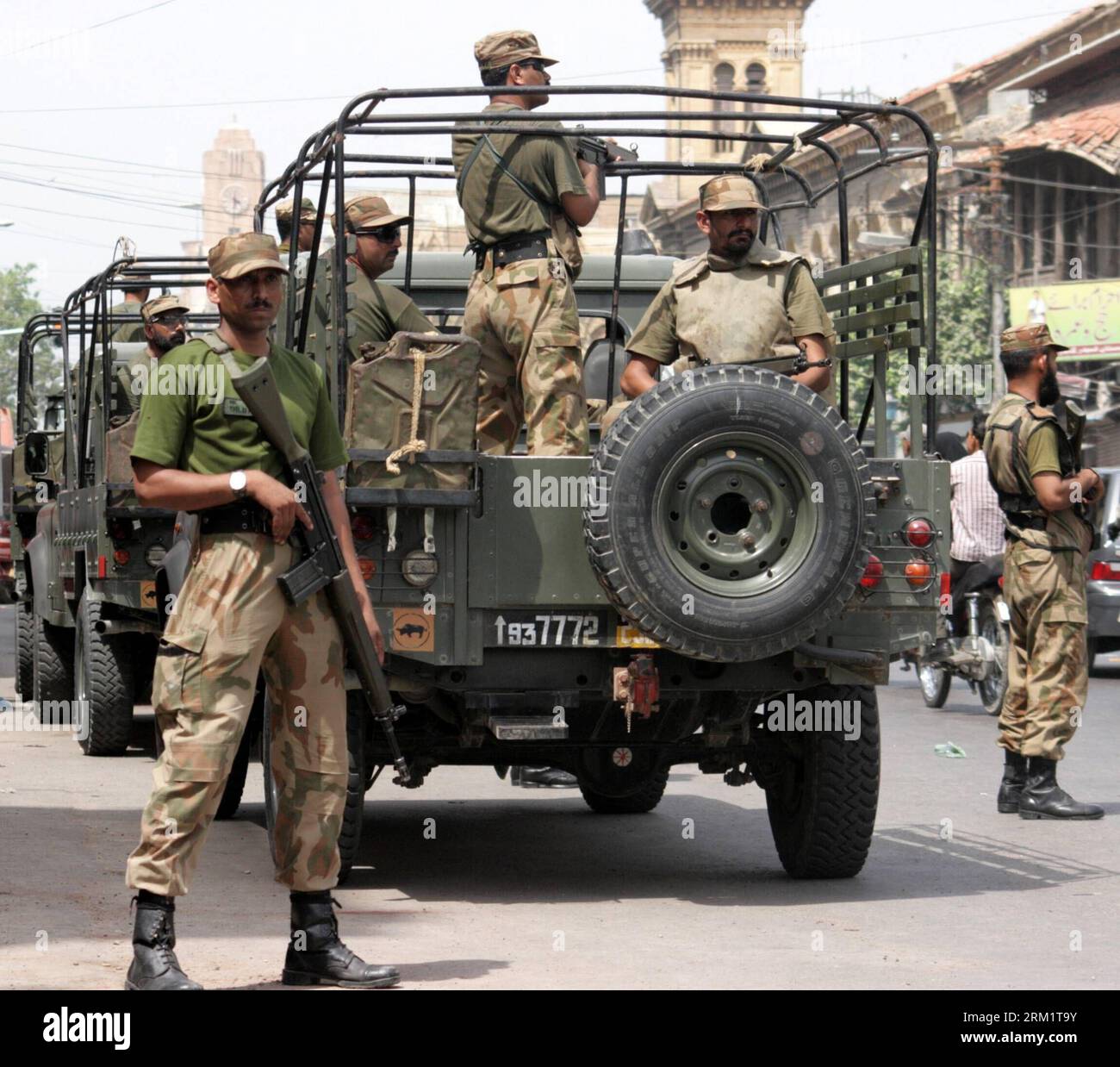 Bildnummer: 59627501 Datum: 10.05.2013 Copyright: imago/Xinhua (130510) -- KARACHI, 10 maggio 2013 (Xinhua) -- soldati dell'esercito pakistano pattugliano fuori da un centro di distribuzione di materiale elettorale nella città portuale del sud del Pakistan di Karachi il 10 maggio 2013. Venerdì il Commissario elettorale capo Fakhruddin G. Ebrahim ha dichiarato che la commissione elettorale del Pakistan ha completato tutti gli accordi per tenere elezioni libere, eque e trasparenti. (Xinhua/Masroor) PAKISTAN-PESHAWAR-PREPARAZIONE ALLE ELEZIONI PUBLICATIONxNOTxINxCHN Gesellschaft Wahl Parlamentswahl Vorbereitung Sicherheit Militär premiumd xbs x0x 2013 Foto Stock
