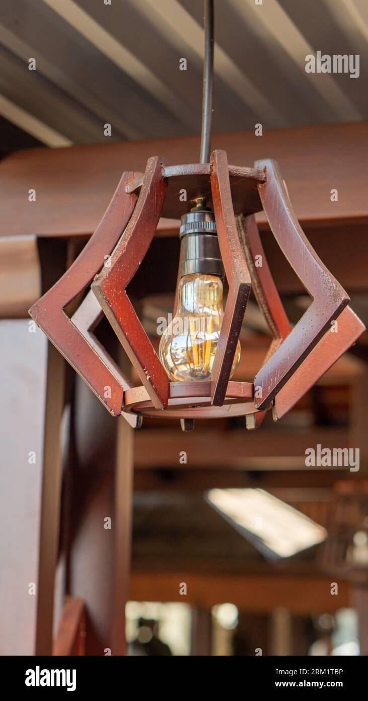 lampade a sospensione estetiche nelle bancarelle di cibo Foto Stock