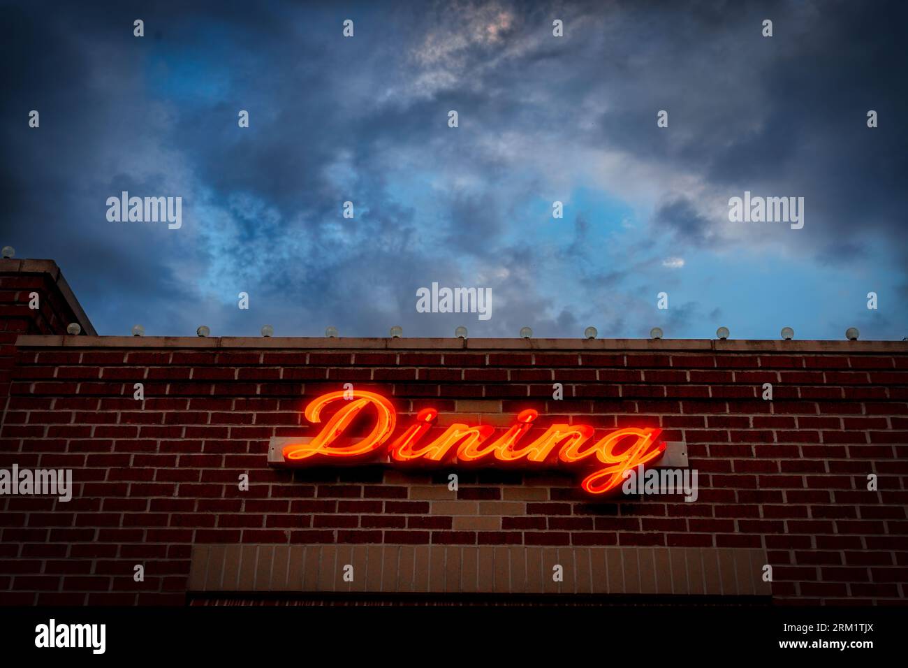 Il cielo serale dietro un cartello del ristorante su un edificio a Ludington, Michigan. Foto Stock