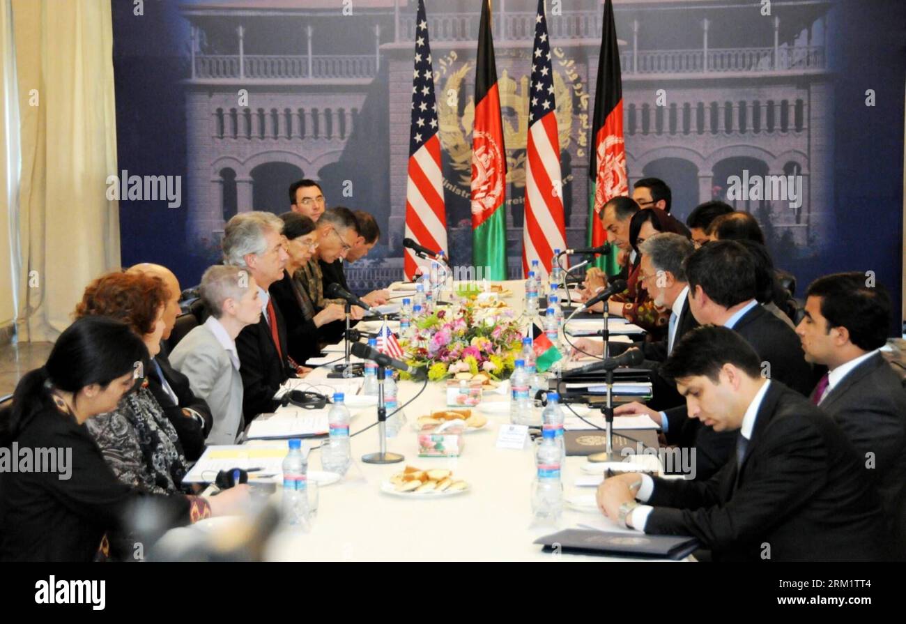 Bildnummer: 59630146 Datum: 11.05.2013 Copyright: imago/Xinhua (130511) -- KABUL, 11 maggio 2013 (Xinhua) -- delegazioni dall'Afghanistan e dagli Stati Uniti partecipano a una riunione bilaterale della commissione a Kabul, Afghanistan, il maggio. 11, 2013. Il Vice Segretario di Stato americano William Burns e il Ministro degli Esteri afghano Zalmai Rassoul si sono incontrati sabato qui e hanno discusso i dettagli del patto di sicurezza proposto tra i due paesi, una dichiarazione congiunta rilasciata alla fine della riunione ha detto. (Xinhua/Omid) (zf) AFGHANISTAN-KABUL-U.S.-POLITICS PUBLICATIONxNOTxINxCHN People Politik xsp x0x 2013 quer Foto Stock