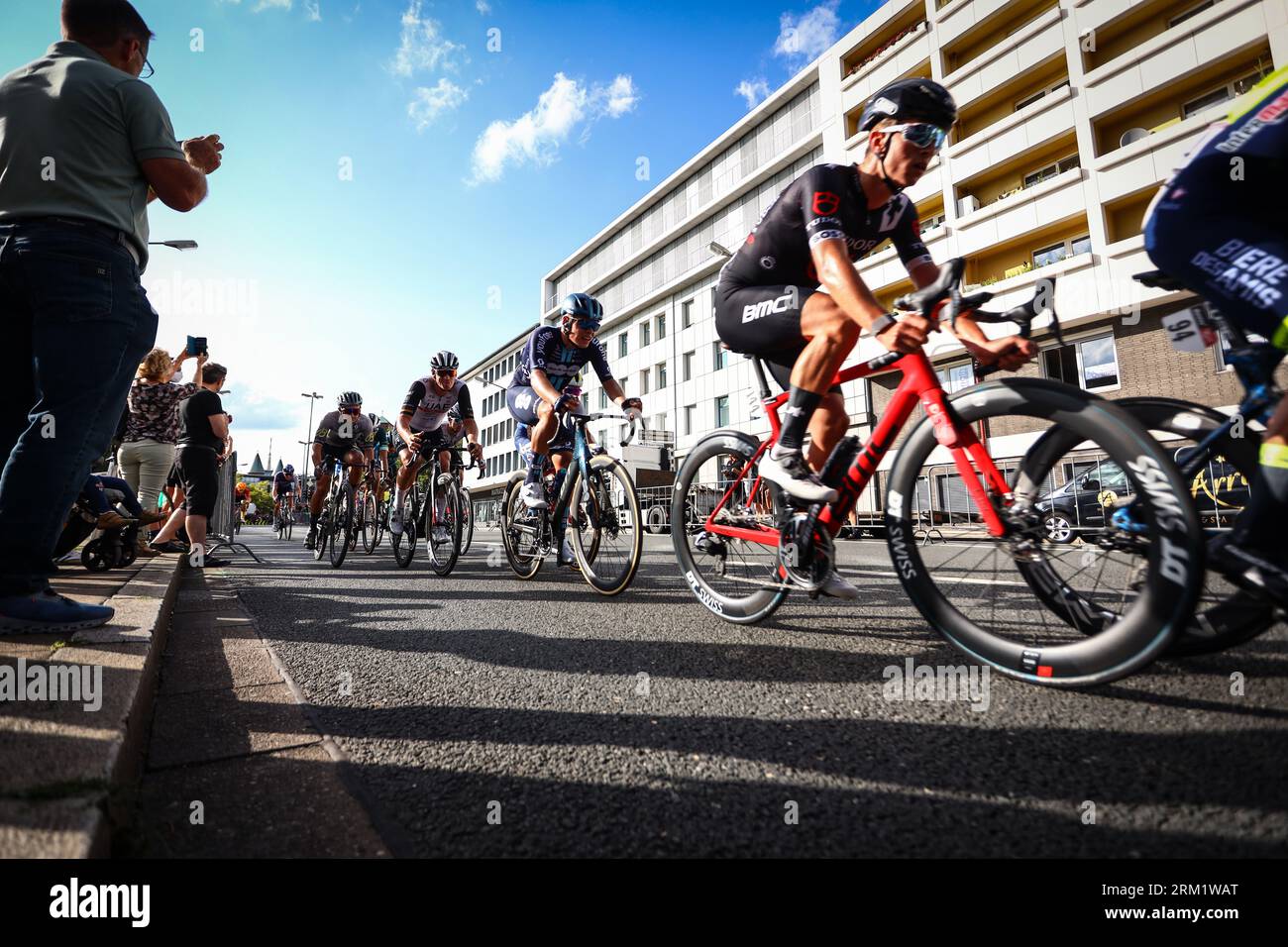 GER, Deutschland Tour, Stage 3, Arnsberg - Essen. 26.08.2023. Il Peloton insegue il leader durante la prima curva del terzo giro finale nel centro di Essen. Credito: NewsNRW / Alamy Live News Foto Stock