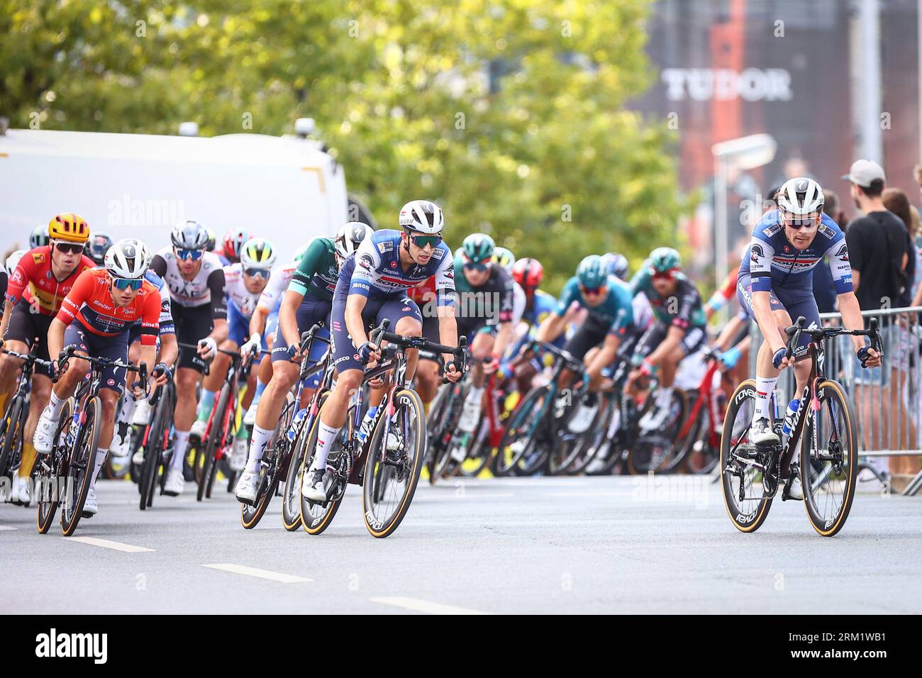 GER, Deutschland Tour, Stage 3, Arnsberg - Essen. 26.08.2023. Il Peloton insegue il leader durante la prima curva del terzo giro finale nel centro di Essen. Credito: NewsNRW / Alamy Live News Foto Stock
