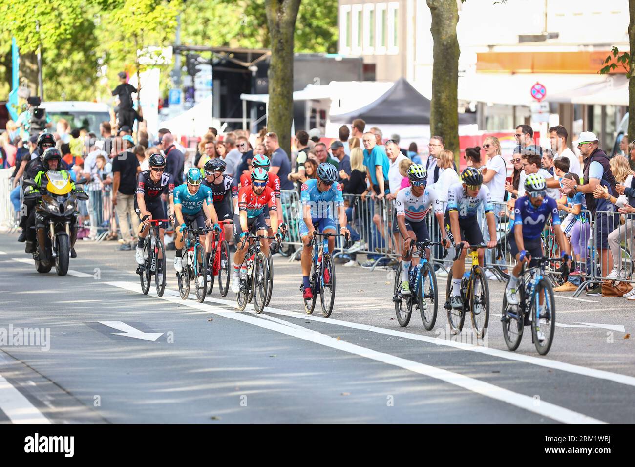 GER, Deutschland Tour, Stage 3, Arnsberg - Essen. 26.08.2023. Il Peloton insegue il leader durante la prima curva del terzo giro finale nel centro di Essen. Credito: NewsNRW / Alamy Live News Foto Stock