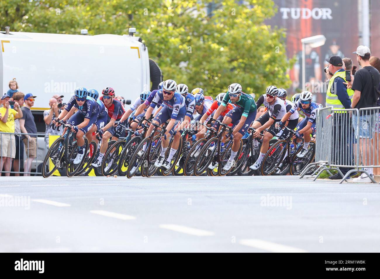 GER, Deutschland Tour, Stage 3, Arnsberg - Essen. 26.08.2023. Il Peloton insegue il leader durante la prima curva del terzo giro finale nel centro di Essen. Credito: NewsNRW / Alamy Live News Foto Stock