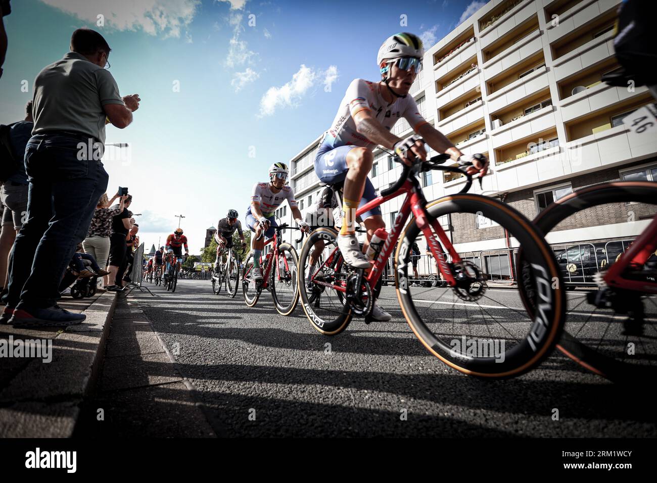 GER, Deutschland Tour, Stage 3, Arnsberg - Essen. 26.08.2023. Il Peloton insegue il leader durante la prima curva del terzo giro finale nel centro di Essen. Credito: NewsNRW / Alamy Live News Foto Stock