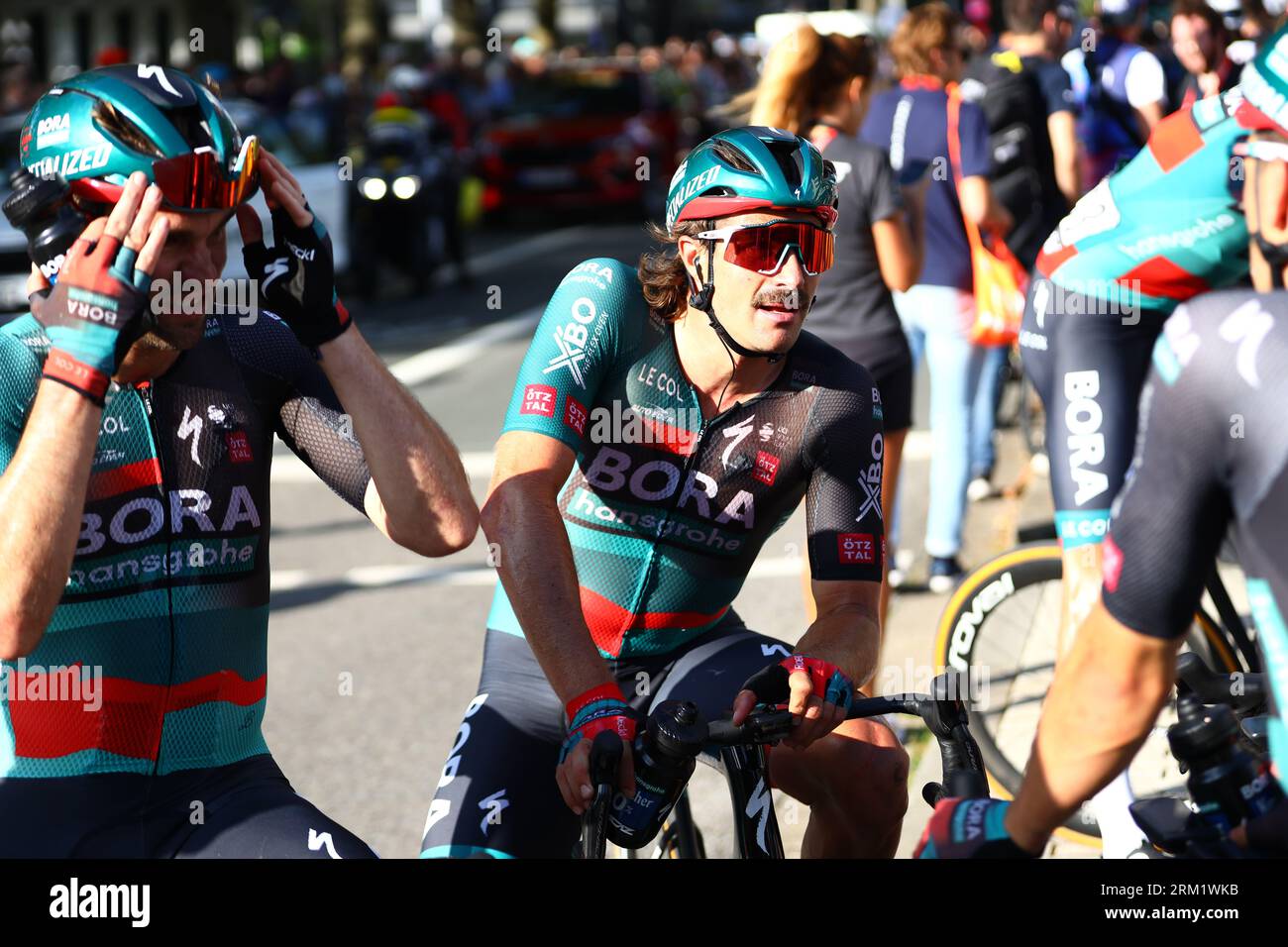 GER, Deutschland Tour, Stage 3, Arnsberg - Essen. 26.08.2023. Compagni di squadra Bora dopo il loro arrivo alla tappa finale ad Essen. Credito: NewsNRW / Alamy Live News Foto Stock