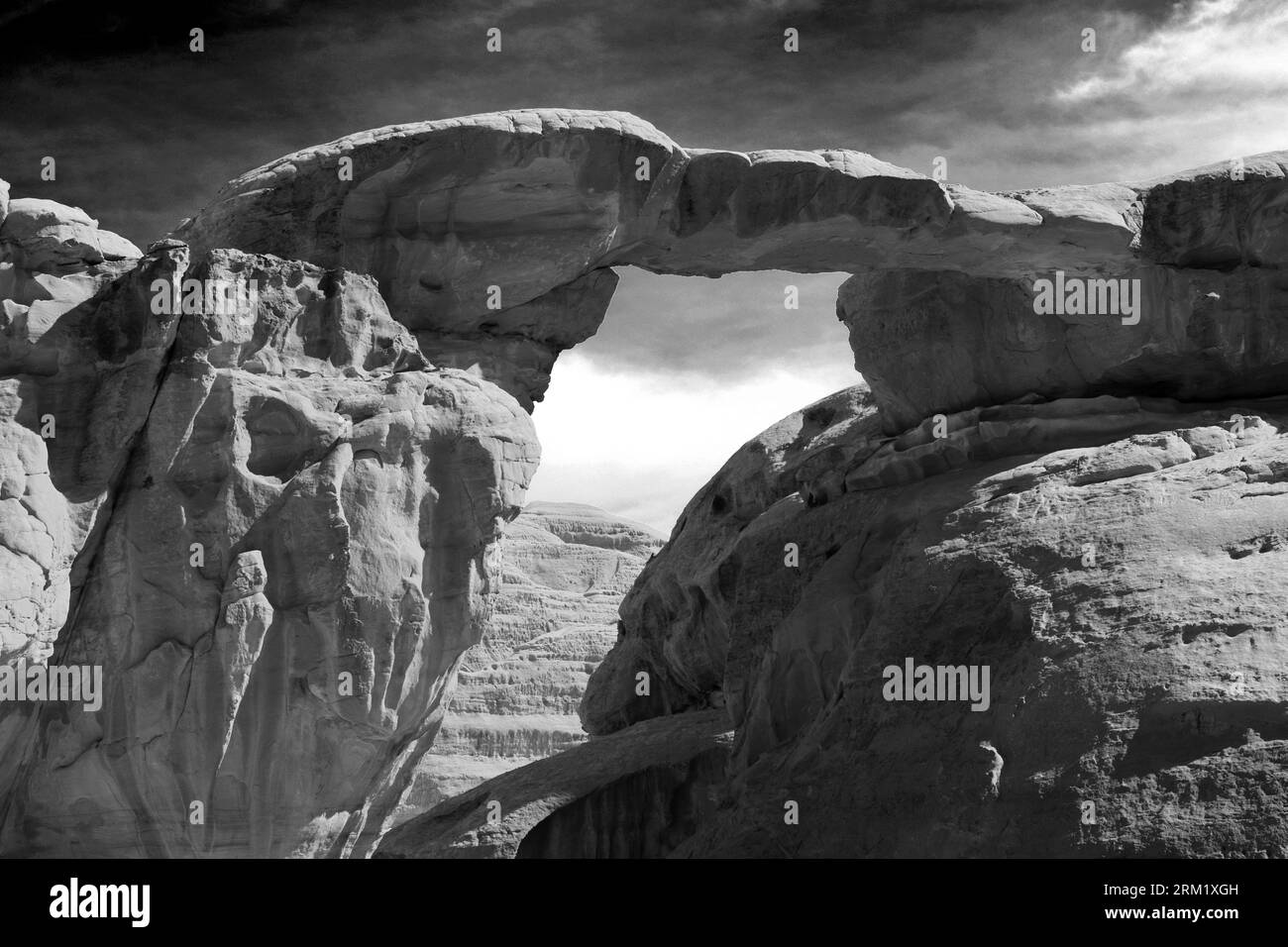 Il ponte di roccia Burdah, il Wadi Rum, sito patrimonio dell'umanità dell'UNESCO, Giordania, Medio Oriente Foto Stock