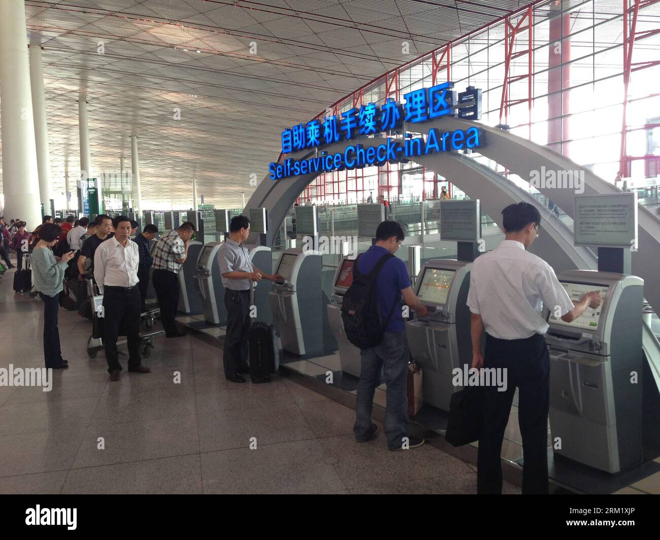 Bildnummer: 59645983 Datum: 15.05.2013 Copyright: imago/Xinhua (130515) -- PECHINO, 15 maggio 2013 (Xinhua) -- i passeggeri effettuano il check-in nell'area self-service dell'aeroporto internazionale Capital di Pechino, capitale della Cina, 15 maggio 2013. Tre voli operati da Shenzhen Airlines, vale a dire ZH9889, ZH9866 e ZH9243, sono stati messi a terra o ritardati dopo che le compagnie aeree hanno ricevuto minacce mercoledì mattina. Lo ZH9866 tornò a Nanchino, capitale della provincia di Jiangsu della Cina orientale, e lo ZH9243 si stabilì a Guilin nella regione autonoma del Guangxi Zhuang della Cina sud-occidentale. Il ritardato ZH9889 ora è decollato da Pechino, An Foto Stock