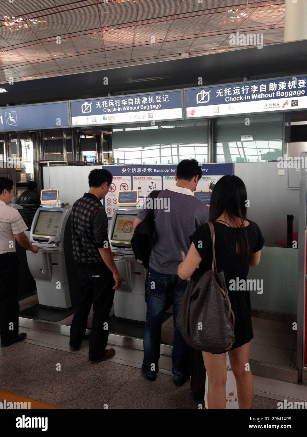 Bildnummer: 59647547 Datum: 15.05.2013 Copyright: imago/Xinhua (130515) -- PECHINO, 15 maggio 2013 (Xinhua) -- i passeggeri effettuano il check-in nell'area self-service dell'aeroporto internazionale Capital di Pechino, capitale della Cina, 15 maggio 2013. Tre compagnie aeree cinesi sono state prese di mira da false minacce di bomba mercoledì mattina. Sono stati interessati cinque voli operati da China Eastern Airlines, Juneyao Airlines e Shenzhen Airlines. (Xinhua) (ry) CHINA-SHENZHEN AIRLINES-FLIGHTS-THREAT (CN) PUBLICATIONxNOTxINxCHN Gesellschaft x0x xsk 2013 hoch 59647547 Data 15 05 2013 Copyright Imago XINHUA Pechino 15 maggio 2013 XINH Foto Stock
