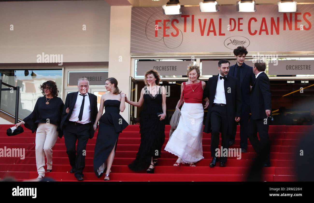 Bildnummer: 59670771 Datum: 20.05.2013 Copyright: imago/Xinhua CANNES, 20 maggio 2012 (Xinhua) -- i membri del cast arrivano per la proiezione del film un Chateau en Italie presentato in Concorso al 66° Festival di Cannes, Francia meridionale, 20 maggio 2013. (Xinhua/Gao Jing) (ybg) FRANCIA-CANNES-FILM FESTIVAL-un CHATEAU EN ITALIE-PREMIERE PUBLICATIONxNOTxINxCHN Entertainment Film 66 Internationale Filmfestspiele Cannes People x0x xkg 2013 quer premiumd 59670771 Data 20 05 2013 Copyright Imago XINHUA Cannes 20 maggio 2012 XINHUA Cast i membri arrivano per la proiezione del film un CH Foto Stock