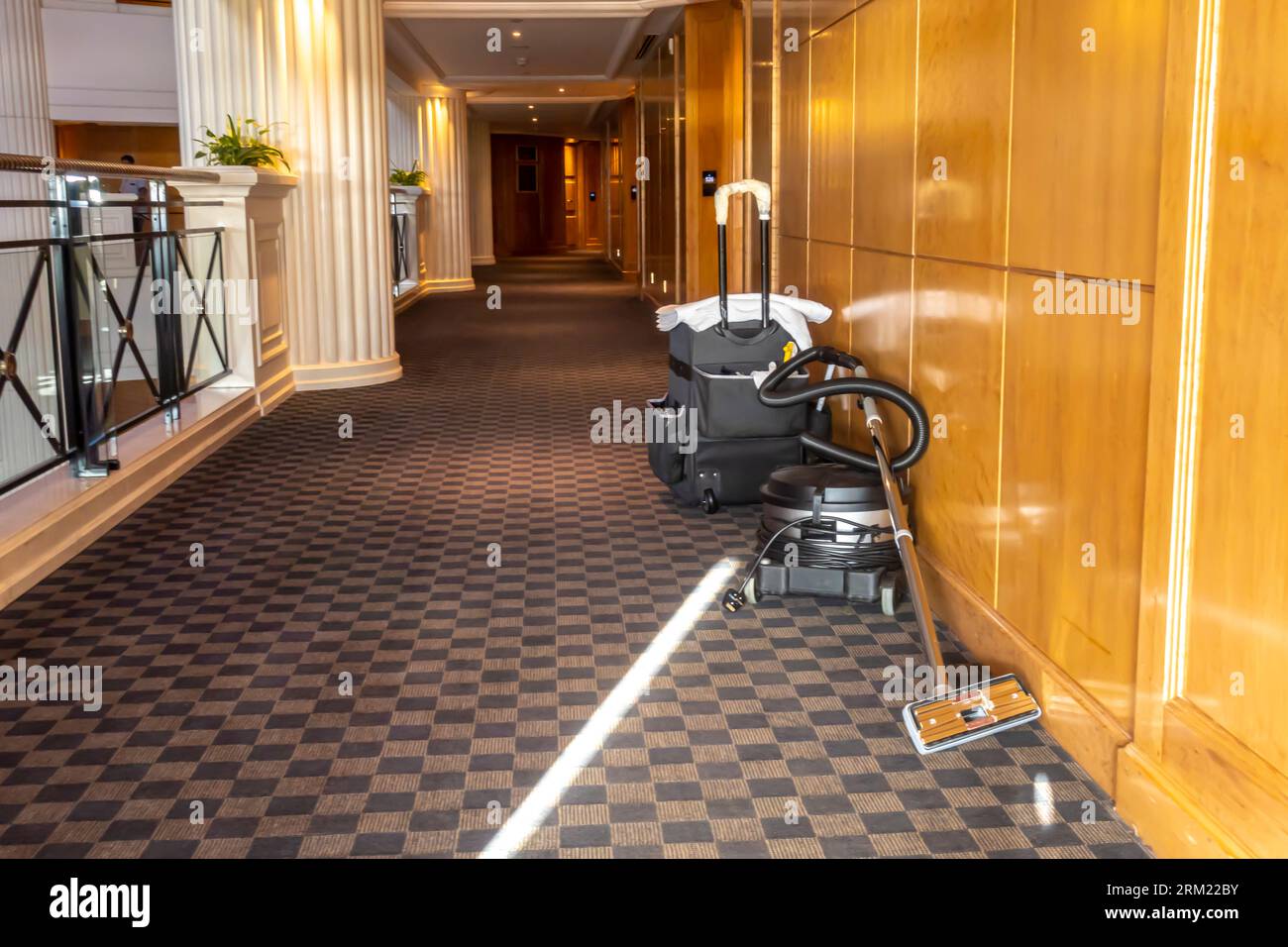 Carrello della governante stazione di aspirazione in un corridoio dell'hotel. Pulitore per la pulizia dei tappeti. Hotel Ritz-Carlton Bahrain Foto Stock