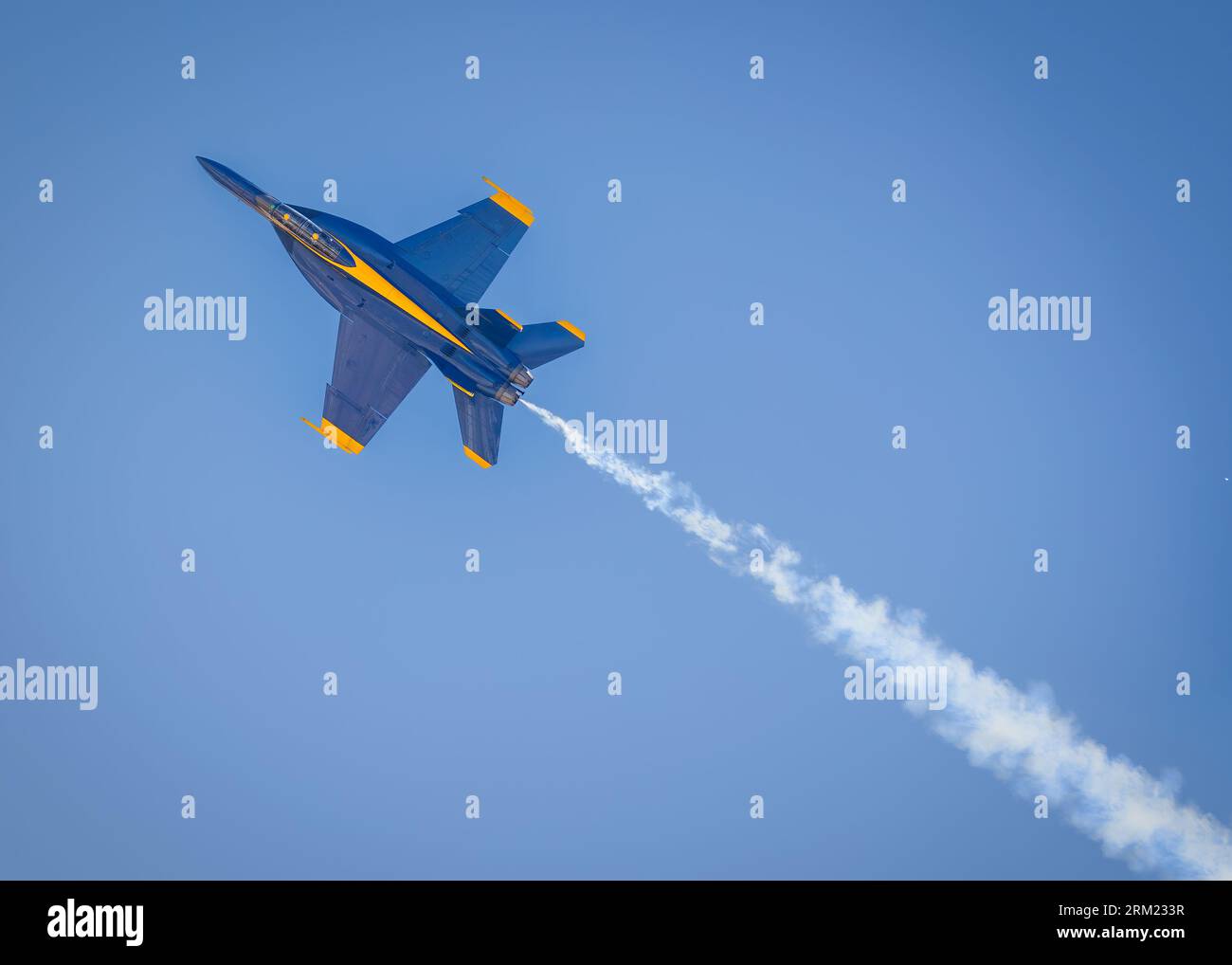 Un membro della US Navy Blue Angels direttamente sopra la testa al Miramar Airshow del 2022 a San Diego, California. Foto Stock