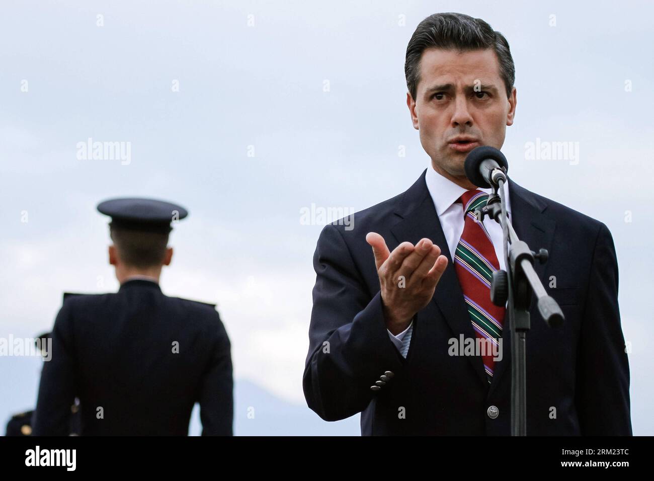 Bildnummer: 59680156  Datum: 22.05.2013  Copyright: imago/Xinhua CALI -- Mexico s President Enrique Pena Nieto delivers a speech upon his arrival at the Alfonso Bonilla Aragon Inernational Airport in the city of Cali, Colombia, on May 22, 2013. Enrique Pena Nieto arrived in Cali to attend the VII Pacific Alliance Summit. (Xinhua/Jhon Paz) COLOMBIA-CALI-SUMMIT PUBLICATIONxNOTxINxCHN People Politik xsp x0x 2013 quer     59680156 Date 22 05 2013 Copyright Imago XINHUA Cali Mexico S President Enrique Pena Nieto delivers a Speech UPON His Arrival AT The Alfonso Bonilla Aragon International Airport Foto Stock