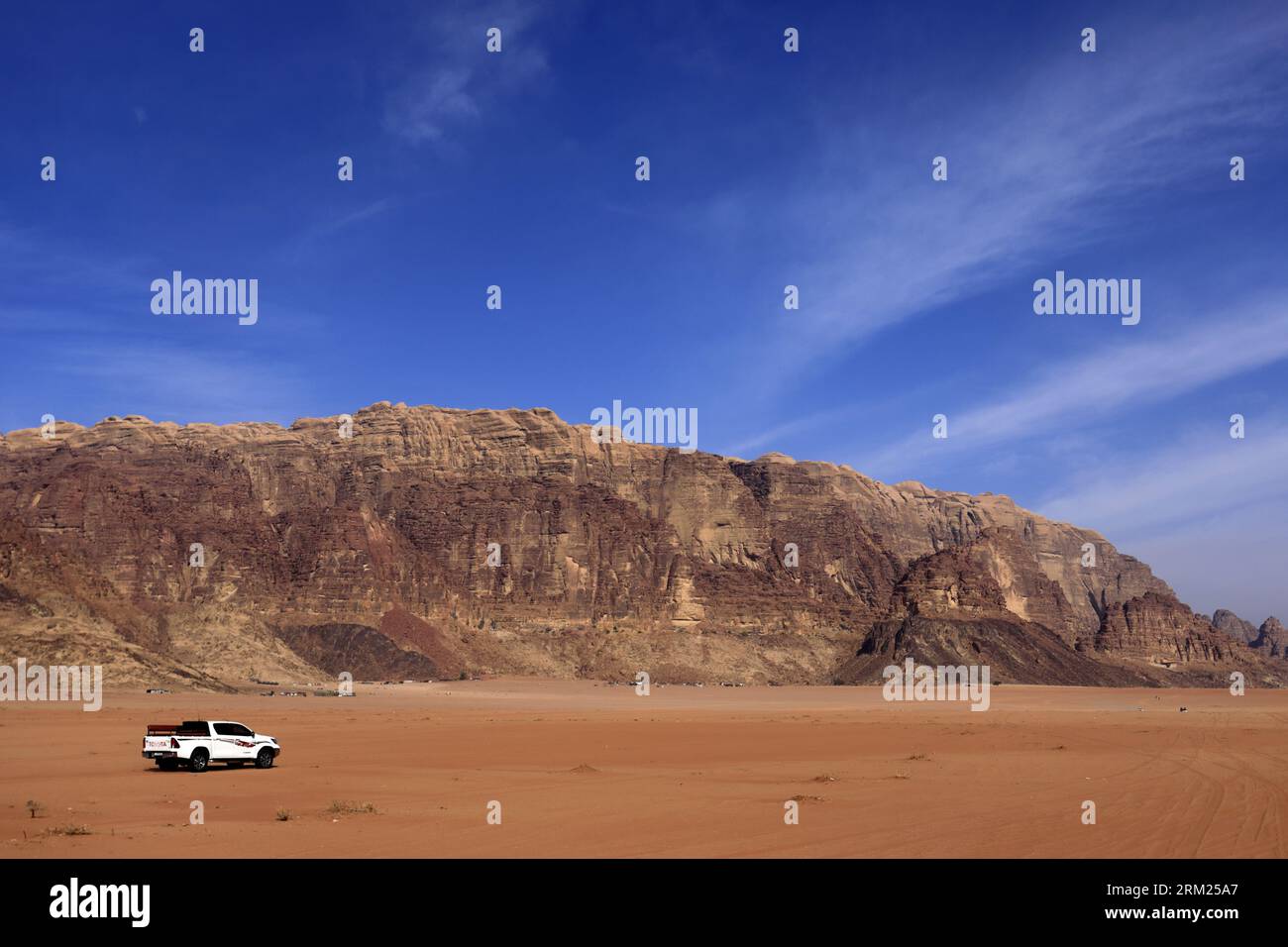 Panoramica del deserto a Wadi Rum, sito patrimonio dell'umanità dell'UNESCO, Giordania, Medio Oriente Foto Stock