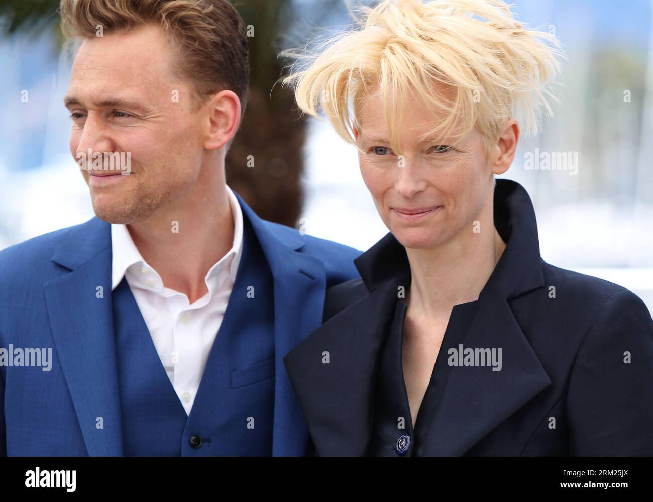 Bildnummer: 59701302 Datum: 25.05.2013 Copyright: imago/Xinhua (130525) -- CANNES, 25 maggio 2012 (Xinhua) -- l'attrice britannica Tilda Swinton (R) e l'attore Tom Hiddleston posano durante una photocall per il film Only Lovers Left Alive presentato al Concorso alla 66a edizione del Festival di Cannes, in Francia, il 25 maggio 2013. (Xinhua/Gao Jing) FRANCIA-CANNES-FILM-ONLY LOVERS LEFT ALIVE-PHOTOCALL PUBLICATIONxNOTxINxCHN Kultur Entertainment People Film 66 Internationale Filmfestspiele Cannes Photocall xsp x0x 2013 quer 59701302 Data 25 05 2013 Copyright Imago XINHUA Canne Foto Stock