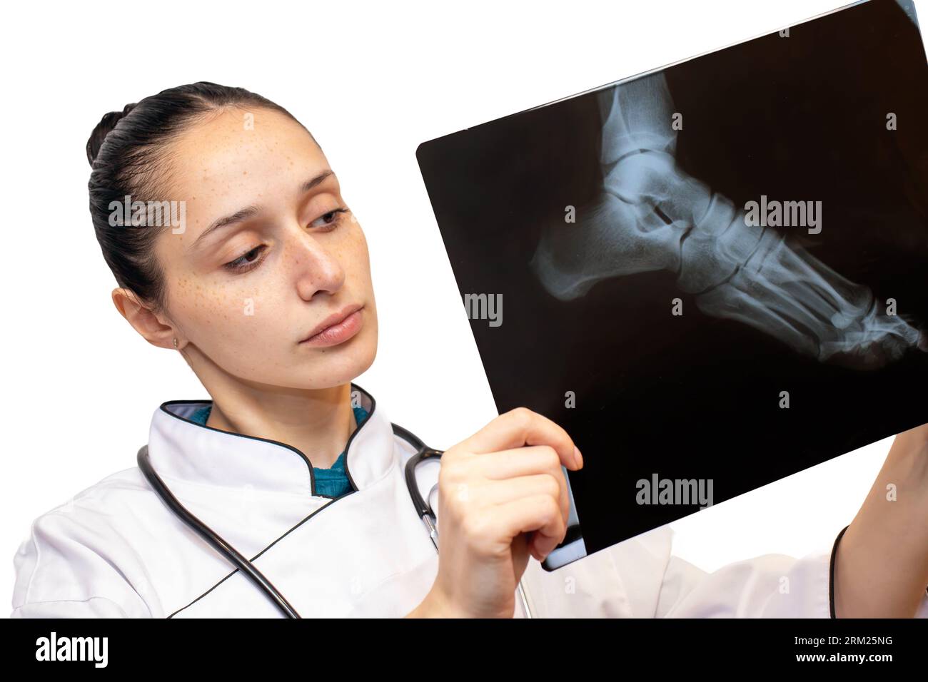 Giovane medico specialista che tiene in mano una lastra a raggi X su sfondo bianco Foto Stock