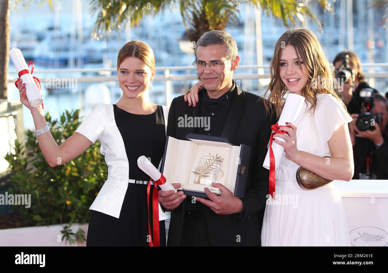 Bildnummer: 59707667 Datum: 26.05.2013 Copyright: imago/Xinhua (130526) -- CANNES, 26 maggio 2012 (Xinhua) -- membri cast de la vie D Adele (L to R) attrice francese Lea Seydoux, il regista Abdellatif Kechiche e l'attrice Adele Exarchopoulos si mettono in posa durante una photocall dopo essere stati premiati con Palme d or per il film la vie d Adele al 66° Festival di Cannes, in Francia, il 26 maggio 2013. Il festival si è concluso qui domenica sera. (Xinhua/Gao Jing) FRANCE-CANNES-FILM FESTIVAL-LA vie D ADELE-PALME D OR PUBLICATIONxNOTxINxCHN Kultur Entertainment People Film 66 Internationale Filmfestspiele CA Foto Stock