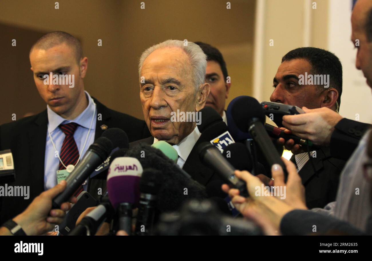 Bildnummer: 59706812 Datum: 26.05.2013 Copyright: imago/Xinhua (130526) -- AMMAN, 26 maggio 2013 (Xinhua) -- il presidente israeliano Shimon Peres (C) parla ai media nel secondo giorno del Forum economico mondiale sul Medio Oriente e il Nord Africa, sulle rive del Mar morto, 55 km a sud-est di Amman, capitale della Giordania, il 26 maggio 2013. Domenica Peres ha detto che è possibile per israeliani e palestinesi superare le differenze e lo scetticismo e andare avanti per raggiungere la pace. (Xinhua/Mohammad Abu Ghosh) GIORDANIA-WORLD ECONOMIC FORUM-ISRAEL-PERES PUBLICATIONxNOTxINxCHN People Politik premiumd x Foto Stock