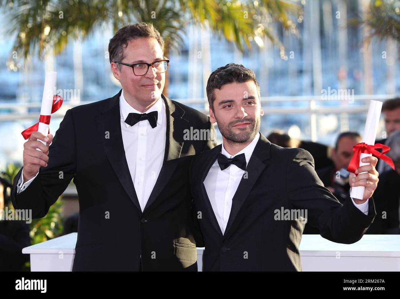 Bildnummer: 59708034 Datum: 26.05.2013 Copyright: imago/Xinhua (130526) -- CANNES, 26 maggio 2012 (Xinhua) -- l'attore statunitense Oscar Isaac (R) e il CEO di Studiocanal Olivier Courson (L) si pongono durante la foto dei vincitori del premio dopo che i fratelli Coen hanno vinto il Grand Prix (Premio) per Inside Llewyn Davis al 66° Festival di Cannes, in Francia, il 26 maggio 2013. Il festival si è concluso qui domenica sera. (Xinhua/Gao Jing) FRANCIA-CANNES-FILM FESTIVAL-AWARD PUBLICATIONxNOTxINxCHN Entertainment Film 66 Internationale Filmfestspiele Cannes People Preisträger Goldene Palme x0x xkg 2013 quer Aufmacher pre Foto Stock