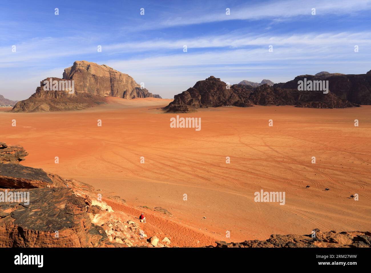 Panoramica della roccia di Jebel Umm al Ishrin, del Wadi Rum, sito patrimonio dell'umanità dell'UNESCO, della Giordania, del Medio Oriente Foto Stock