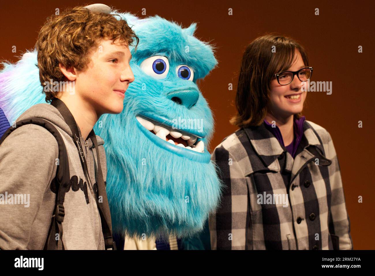 Bildnummer: 59729874 Datum: 29.05.2013 Copyright: imago/Xinhua (130529)--AMSTERDAM, 29 maggio 2013 (Xinhua) - posa con una scultura cinematografica alla mostra Pixar di Amsterdam, Paesi Bassi, 29 maggio 2013. La mostra ha raccolto più di 500 opere d'arte originali selezionate dagli archivi della Pixar Animation Studios degli ultimi 25 anni. (Xinhua/Sylvia Lederer) PAESI BASSI-AMSTERDAM-ANIMATION-PIXAR PUBLICATIONxNOTxINxCHN Kultur Ausstellung Animation xsp x0x 2013 quer 59729874 Data 29 05 2013 Copyright Imago XINHUA Amsterdam maggio 29 2013 XINHUA posa con una scultura cinematografica AL Pix Foto Stock