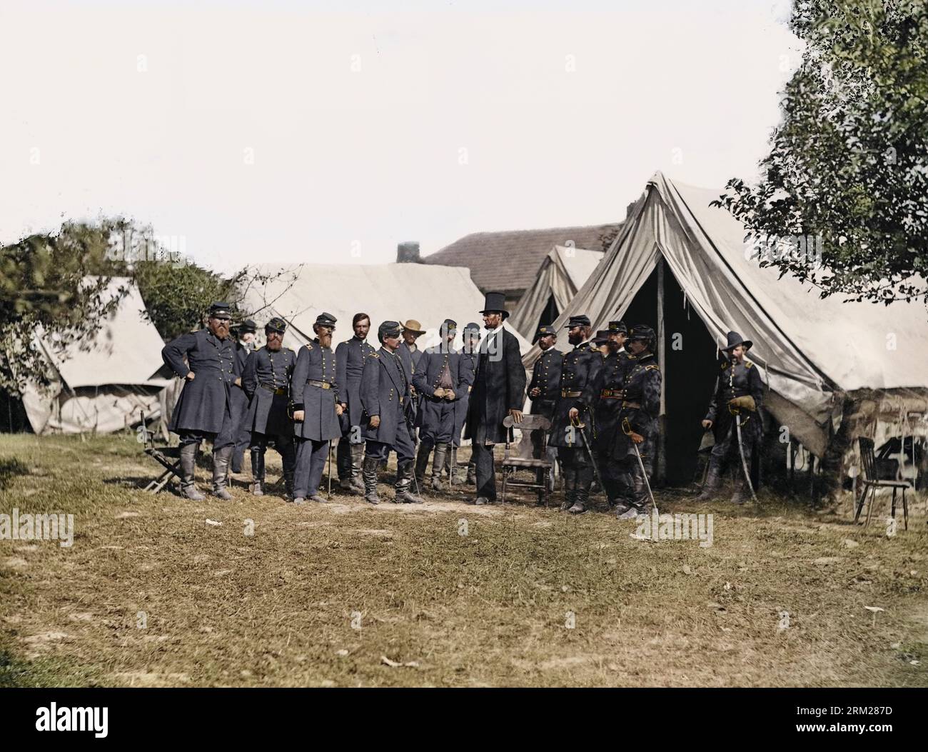 Antietam, presidente Lincoln con il generale George B. McClellan e un gruppo di ufficiali. 3 ottobre 1862. In questo ritratto, McClellan, diminutivo e in A. Foto Stock