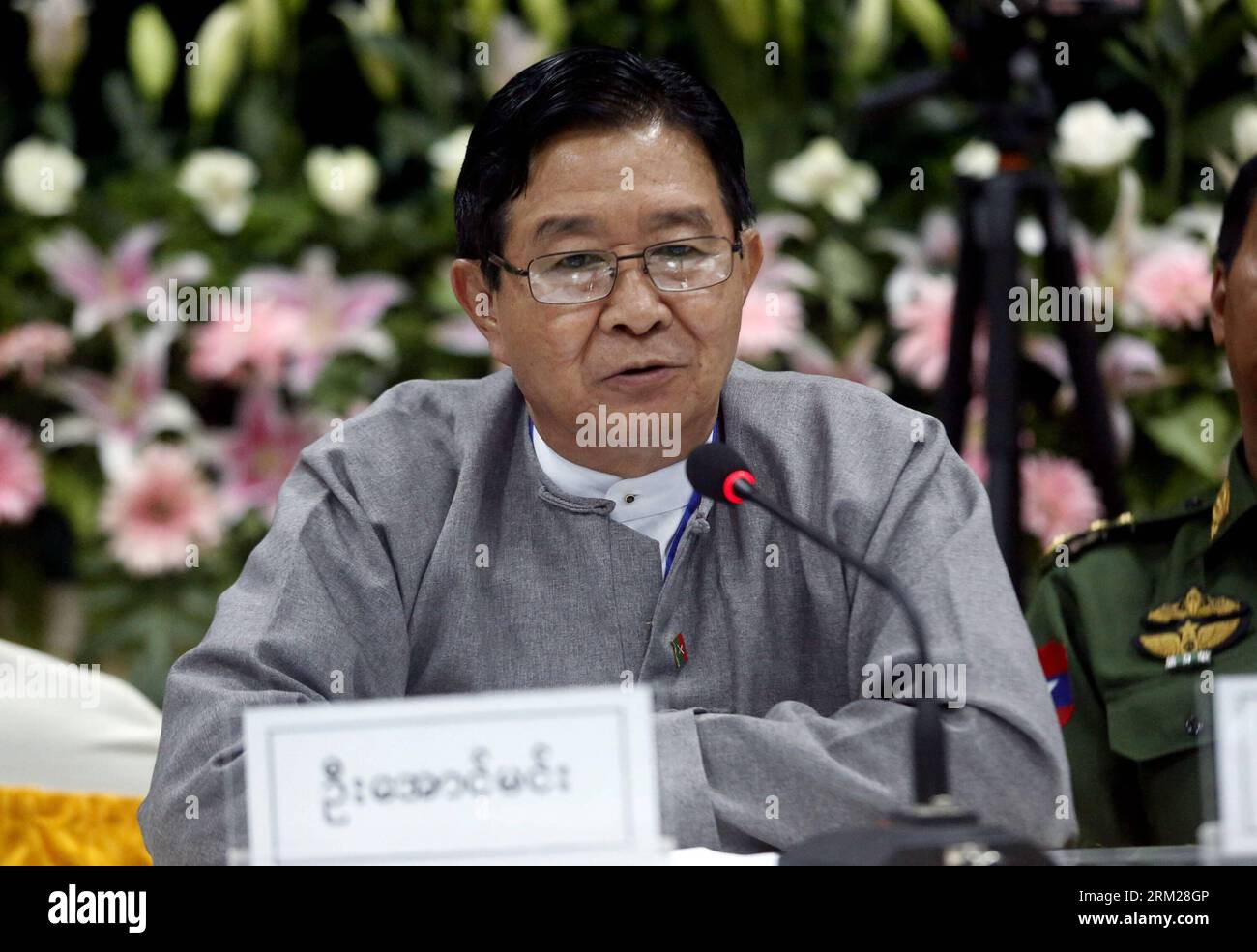 Bildnummer: 59735980 Datum: 30.05.2013 Copyright: imago/Xinhua U Aung Min, vice chairman of the Central Peace Making Work Committee and minister at the President s Office, attends a press conference in Myitgyina, Myanmar, May 30, 2013. Myanmar government and the Kachin Independence Organization (KIO) signed a seven-point peace talk agreement on the final day of their three-day talk in Myitgyina, capital of north Myanmar s Kachin state on Thursday. (Xinhua/U Aung)(zcc) MYANMAR-MYITGYINA-KIO-AGREEMENT PUBLICATIONxNOTxINxCHN Politik Gesellschaft Burma Vereinbarung xdp x0x 2013 quer premiumd Foto Stock