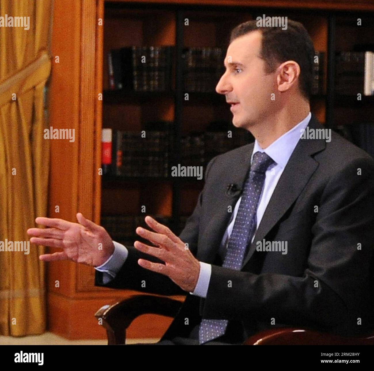 Bildnummer: 59737429 Datum: 30.05.2013 Copyright: imago/Xinhua la foto pubblicata dall'agenzia ufficiale di stampa araba siriana (sana) mostra il presidente siriano Bashar al-Assad parlare durante un'intervista con la TV libanese al-Manar, a Damasco, Siria, 30 maggio 2013. Il presidente siriano Bashar al-Assad ha affermato che la sua amministrazione avrebbe inviato una delegazione ufficiale alla prossima conferenza internazionale sulla crisi siriana prevista per metà giugno a Ginevra. (Xinhua/sana) (zcc) SYRIA-DAMASCO-BASHAR-INTERVIEW PUBLICATIONxNOTxINxCHN People Politik xdp x0x premiumd 2013 quadrat 59737429 Data 30 05 Foto Stock
