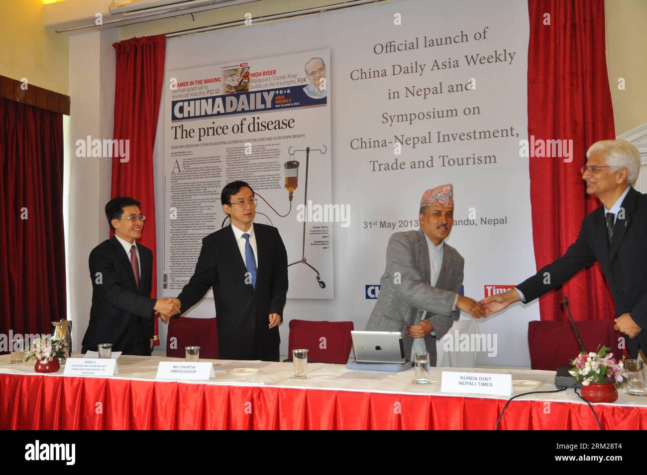 Bildnummer: 59741617 Datum: 31.05.2013 Copyright: imago/Xinhua (130531) -- KATHMANDU, 31 maggio 2013 (Xinhua) -- Editore ed Editor-in-Chief del China Daily Asia Pacific Ltd., Hong Kong, Zhou li, Ambasciatore cinese in Nepal Wu Chuntai, Capo Segretario del Nepal Lilamani Poudel, editore e editore di Himal Media e redattore di Nepali Times Weekly Kunda Dixit (L to R) stringono la mano all'evento ufficiale di lancio del China Daily Asia Weekly a Kathmandu, Nepal, 31 maggio 2013. (Xinhua/Tang Wei) (bxq) NEPAL-KATHMANDU-CINA DAILY ASIA WEEKLY-LAUNCH PUBLICATIONxNOTxINxCHN People Politik x0x xst 2013 quer Foto Stock