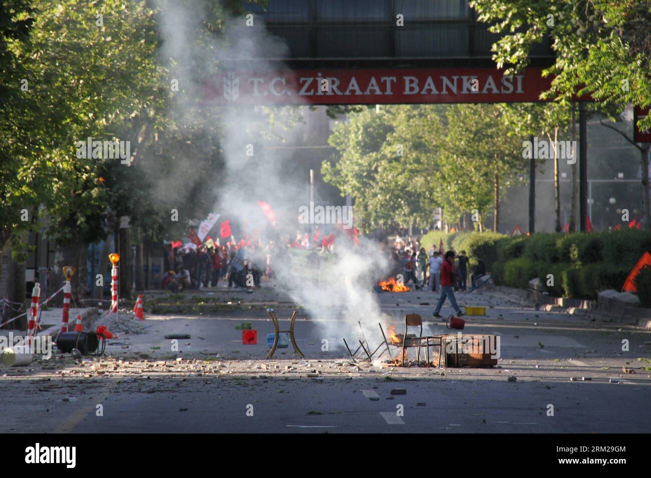 Bildnummer: 59748499 Datum: 01.06.2013 Copyright: imago/Xinhua (130601) -- ANKARA, 1 giugno 2013 (Xinhua) --migliaia di marzo in piazza Kizlay per protestare contro la demolizione del Parco Taksim Gezi di Istanbul in mezzo agli scontri tra manifestanti e la polizia ad Ankara, Turchia, 1 giugno 2013. (Xinhua/ li Ming) TURKEY-ANKARA-PROTEST PUBLICATIONxNOTxINxCHN Gesellschaft Demonstration Ausschreitungen xsp x0x premiumd 2013 quer 59748499 Data 01 06 2013 Copyright Imago XINHUA Ankara 1 giugno 2013 XINHUA migliaia di marzo in piazza per protestare contro la demolizione di Istanbul S Taksim G. Foto Stock