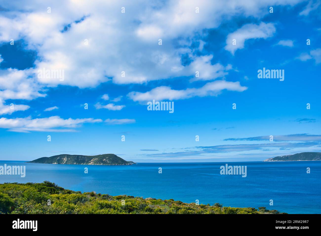 Michaelmas Island alla foce della Frenchman Bay, Albany, Australia Occidentale. Isola rocciosa in un vasto mare blu. Foto Stock